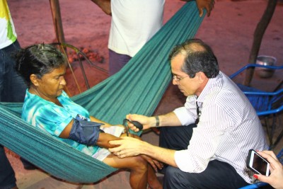 Secretário Marcos Pacheco consulta lavradora