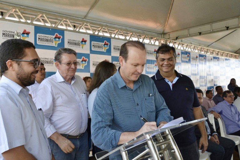 Marcio Honaiser assina termo de doação do terreno para o Iema