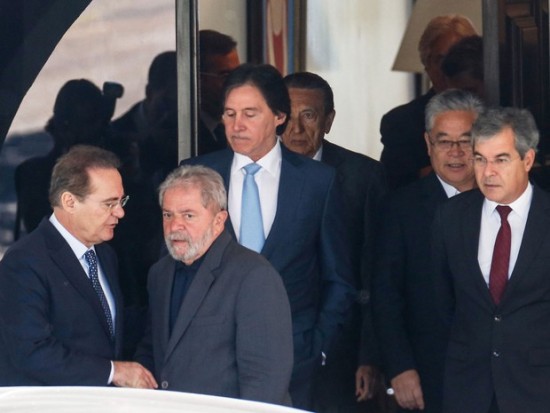 Enrolado na Lava JatoLobão também aparaceu de papagaio de pirata