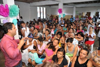 Prefeito Edivaldo conversa com comunitários da Vila Janaina