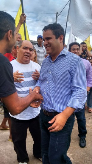 Acompanhado do presidente da Câmara, Astro de Ogum, prefeito é ovacionado na Vila Palmeira