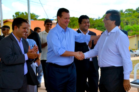 Observado pelo prefeito Edivaldo, ministro cumprimenta Flávio Dino 