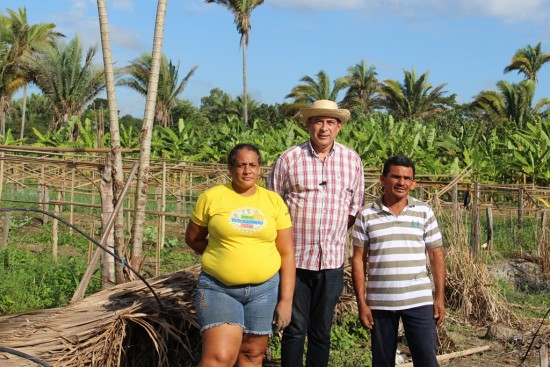 Prefeito Ribamar Alves durante visita a um dos produtores beneficiados com os programas da Prefeitura 