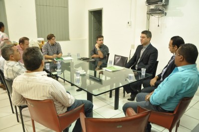 Prefeito Léo Coutinho conversou com representantes da empresa  