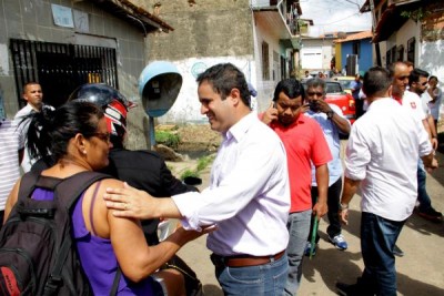 Prefeito Edivaldo cumprimenta  populares durante  vistoria a obras da prefeitura na Vila Palmeira.