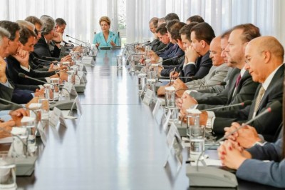 Dilma Rousseff em encontro com ministros e governadores em 30 de julho. Um passo para a estabilidade?