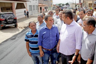 O prefeito Edivaldo, acompanhado dos secretários Cleyton Noleto e Antonio Araújo vistoriando obras do "Mais Asfalto" na Cohab