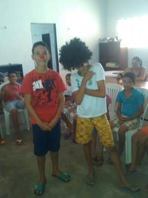 Crianças estão sendo incentivado a fazer teatro 