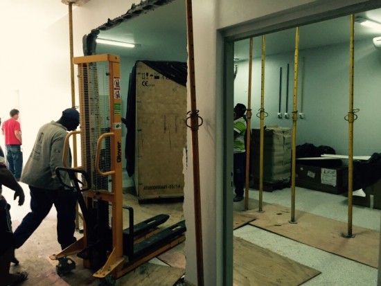 Engenheiros tiveram que quebrar parede e ampliar sala para instalar tomografo em hospital projetado por Murad.