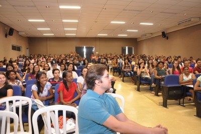 Léo Coutinho acompanha aulão gratuito oferecido para candidatos do Enem.