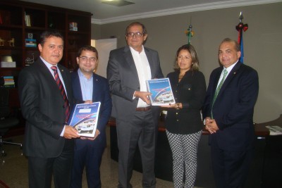 Secretária entrega PPA ao presidente Humberto Coutinho