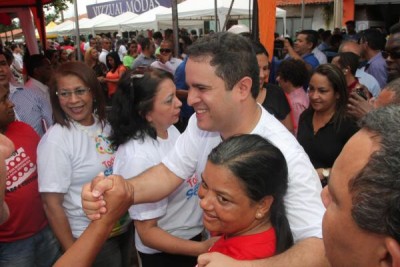 Edivaldo recebe o carinho da população durante visita a bairros 