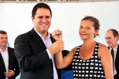 Prefeito entrega chave do Residencial Amendoeira