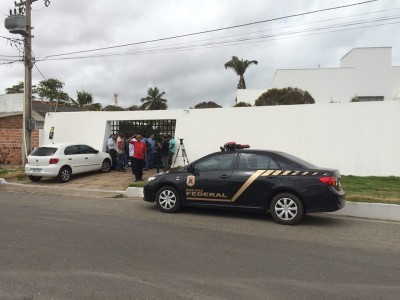 Imprensa aguarda saída de Ricardo Murad rumo a PF em frente a sua casa