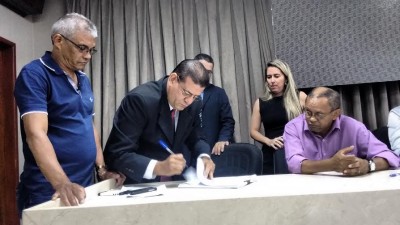 Representante do Bradesco assina documentação após resultrado