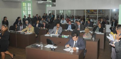 Vereadores e galeria acompanhando a sessão que durou mais de dez horas para aprovar lei que regulamenta licitação para o transporte público.