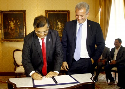 Com o ministro André Figueiredo, Flávio Dino assina termo de compromisso para universalização da internet no Maranhão