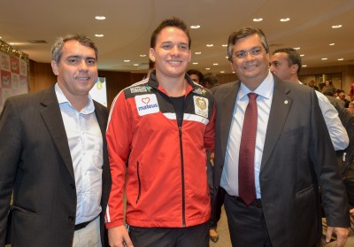Governador Flávio Dino ao lado do atleta de Kite Surf, Bruno Lobo, que elogiou as iniciativas em prol do esporte maranhense.