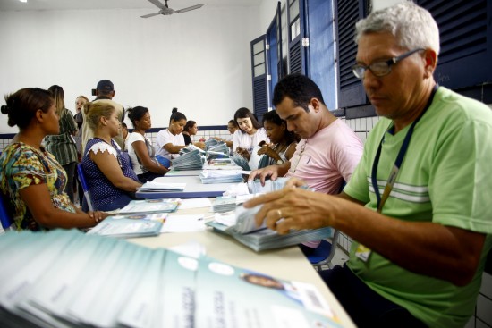Caravana do Bolsa Escola faz entrega dos catões