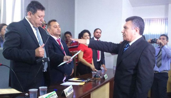 Prefeito interino não quer devolver o cargo