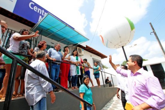 Prefeito entregando à comunidade o Centro de Saúde do bairro Maracanã
