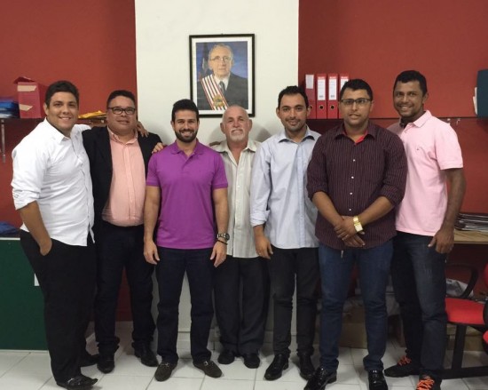 Prefeito Gil Cutrim durante reunião de trabalho com pedetistas da Rposa