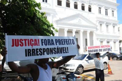 Manifestantes de Bacuri protestam em frente ao Tribunal de Justiça.