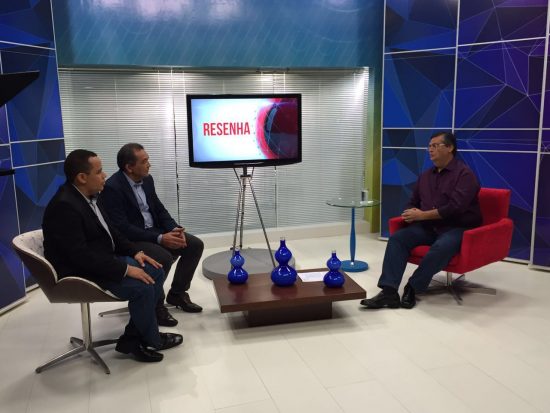 Flávio Dino sendo entrevistado pelos jornalistas Jorge Vieira e Clodoaldo Correa