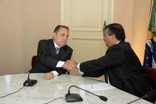 Governador Flávio Dino e desembargador Cleones Cunha durante reunião para criação da força-tarefa