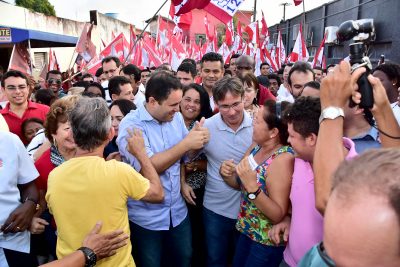 Prefeito é recebido com carinho por moradores do Monte Castelo