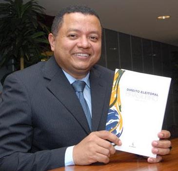 Ex-juiz autor da ficha limpa é aliado de político ficha suja