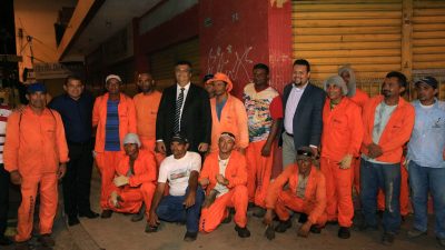 Governador Flávio Dino ao lado dos secretários de Estado, Clayton Noleto, e do Município, Antônio Araújo, vistoria obras no Centro de São Luís e dialoga com comerciantes e populares. Foto: Gilson Teixeira/Secap
