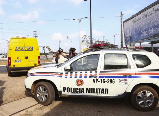 policia-faz-escolta-de-urnas-ate-o-local-de-votacao-foto-gilson-teixeira_11