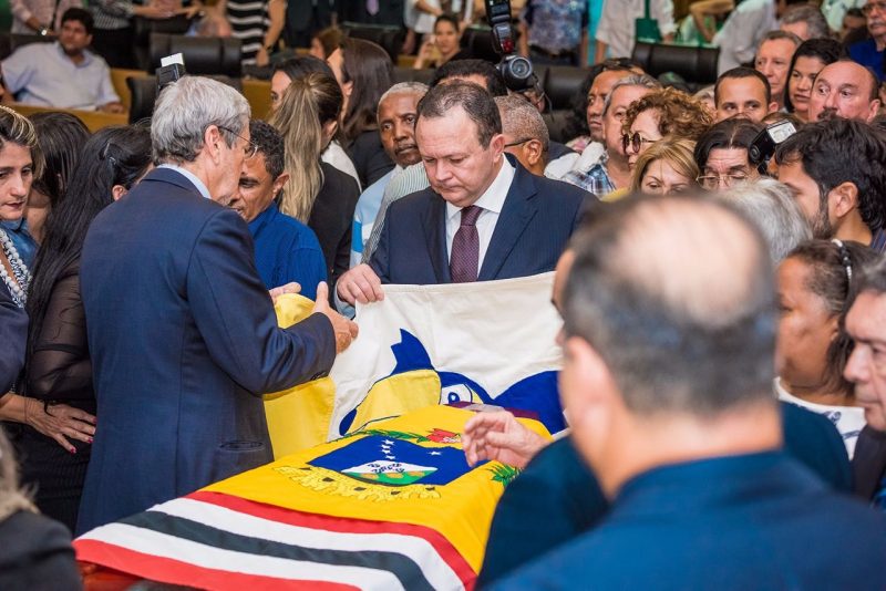 Brandão e Imbassahy colocam a bandeira oficial do PSDB sobre o caixão de Castelo