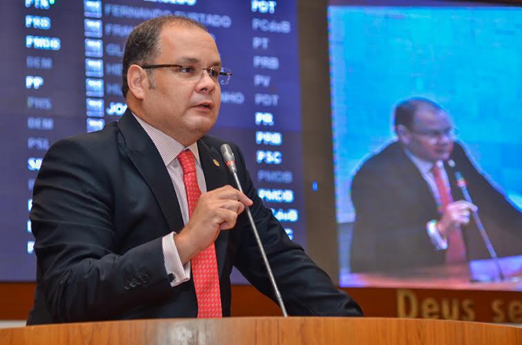 Líder do governo, deputado Rogério Cafeteira defende o reajuste 
